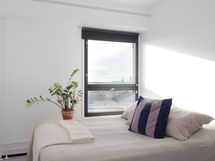 Makuuhuone, näkymät keskustan kattojen yli