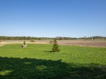 Nurmikkopiha on laaja