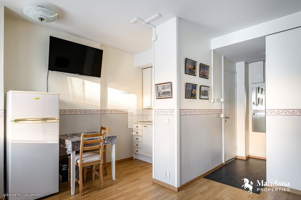 Olohuone sekä keittokomero oikealla eteinen