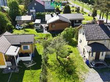 Tontilla sijaitsee kaksi taloa.