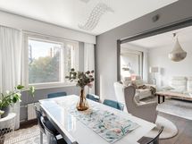 Ikkunoista kauniit luontomaisemat.