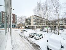 Näkymä parvekkeelta parkkipaikan suuntaan etelään.Olemme 2. kerroksessa.