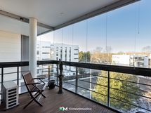 olohuoneesta käynti lasitetulle parvekeelle