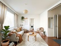 Hissitalon 4/8 kerroksen valoisa yksiö, jossa vaatehuone.