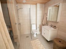 Kylpyhuone. Kuva asunnosta A10, jossa vastaava pohjaratkaisu, materiaalit voivat poiketa.