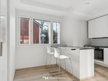 Kokkaajan ei tarvitse olla yksin vaan hänelle voidaan pitää seuraa saarekkeen ääressä.