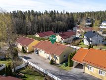 Erillistalo etupihalta katsottuna.