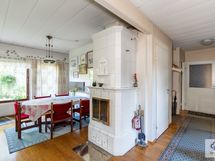 Kaunis kaakeliuunitakka on kodin sydän.