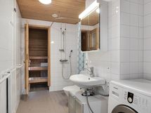 Suuri kylpyhuone ja oma sauna