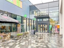 Kauppakeskus Grani on noin 10 minuutin kävelymatkan päässä.