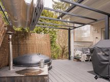 Terassiin upotettu palju