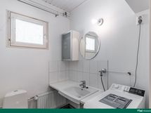 Erillinen wc kylpyhuoneen yhteydessä