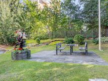 Yhtiön piha-alue kesällä.