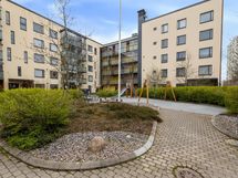 Lapsille leikkipaikka sisäpihalla