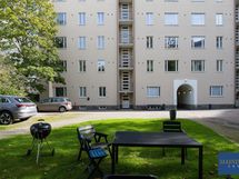 Sisäpihalla on yhteiskäytössä oleva grilli ja pihakalusteet.