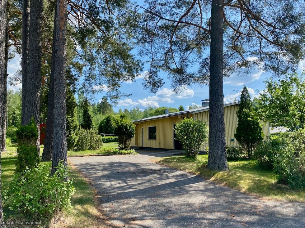 Näkymä pihalle tieltä.