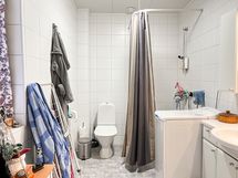 Kylpyhuone on kaakeloitu ja sinne mahtuu isokin pyykinpesukone.