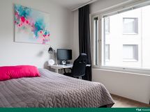 Tilava makuuhuone sisäpihan puolella