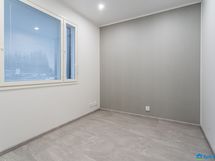 vinyylilattia, maalatut seinät, tapettitehosteseinä