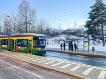 Lähistöllä liikennöi niin ratikoita kuin bussejakin.