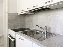 Keittiössä keraaminen liesi.