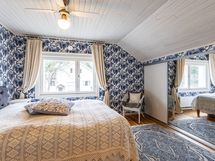 Toinen makuuhuone, jossa on liukuovikaapisto