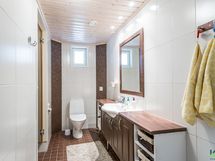 Yläkerran wc ja kylpyhuone