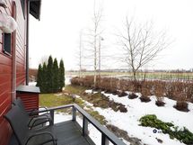  Kodinhoitohuoneesta käynti takapihalle