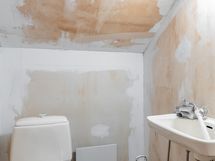 Asunnon 2 erillis-wc ullakkokerroksessa