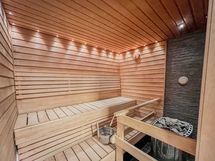 Taloyhtiön sauna. Pesutupakin löytyy