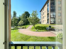 Ranskalaisen parvekkeen näkymä taloyhtiön pihalle, länteen.