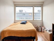 Makuuhuoneeseen mahtuu parisänky.