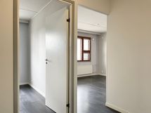 Näkymä eteisestä makuuhuoneen ja olohuoneen suuntaan