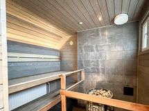 Taloyhtiön kattokerroksen saunatila on viihtyisä.