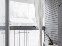 Yläkerran toisen makuuhuoneen lasitettu parveke
