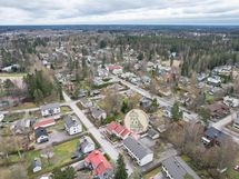 Laurea n. 550 m, Kipinä-lukio n. 1 km.