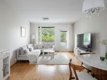 Avara ja valoisa olohuone.