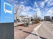 Nikkilästä on hyvät bussiyhteydet mm. Helsingin keskustaan. Lähin pysäkki kivenheiton päässä.