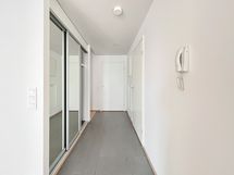 Eteisessä on laattalattia ja kivasti säilytystilaa ulkovaatteille.