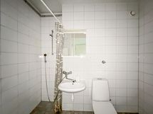 Kylpyhuoneessa paikka pesukoneelle. Taloyhtiössä on sauna.