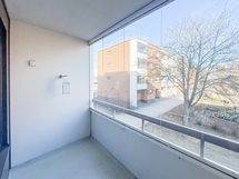 Lasitettu parveke on mukava jatke olohuoneelle, etenkin näin kevätauringon paisteessa.