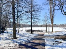 Lammaslampi sijaitsee kodin vieressä tarjoten upeat ulkoilureitit.