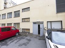 takaovi liiketilasta sisäpihalle