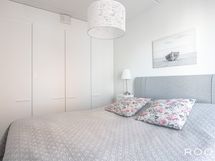 Päämakuuhuoneessa on riittävästi tilaa vaatesäilytykselle.