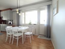 Keittiöstä käynti parvekkeelle, josta hyvät näkymät länteen