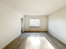 Olohuone on tilava ja sinne mahtuu hyvin sekä ruokapöytä että oleskelunurkkaus.