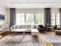 Tilava ja valoisa olohuone