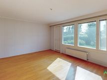 Isot ikkunat ja käynti takapihalle