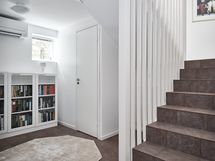 Eteinen on tilava ja siinä on kaunis peililiukuovellinen kaapisto.