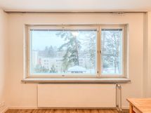 Isot ikkunat tuovat kivasti luonnon valoa